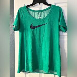 🔴10/$10! Nike Women's Green Athletic shirt